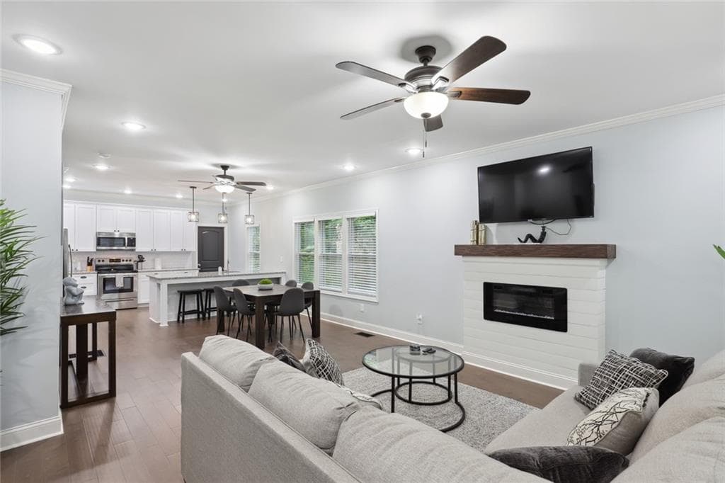4 bedroom, 4 bathroom, 2,322 sq ft single family residence for sale at 257 Birch Street, Atlanta, GA 30354 — photo 3