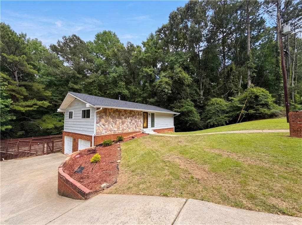 3 bedroom, 3 bathroom, 1,950 sq ft single family residence under contract at 3630 Creekview Circle, College Park, GA 30349