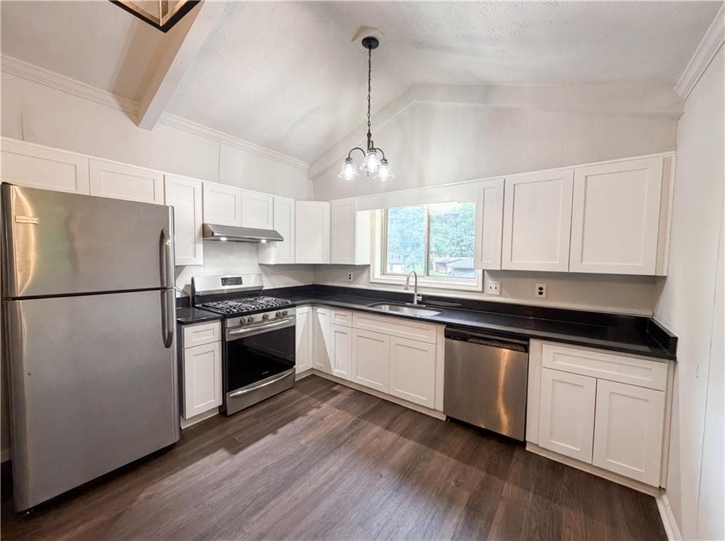3 bedroom, 3 bathroom, 1,950 sq ft single family residence under contract at 3630 Creekview Circle, College Park, GA 30349 — photo 2