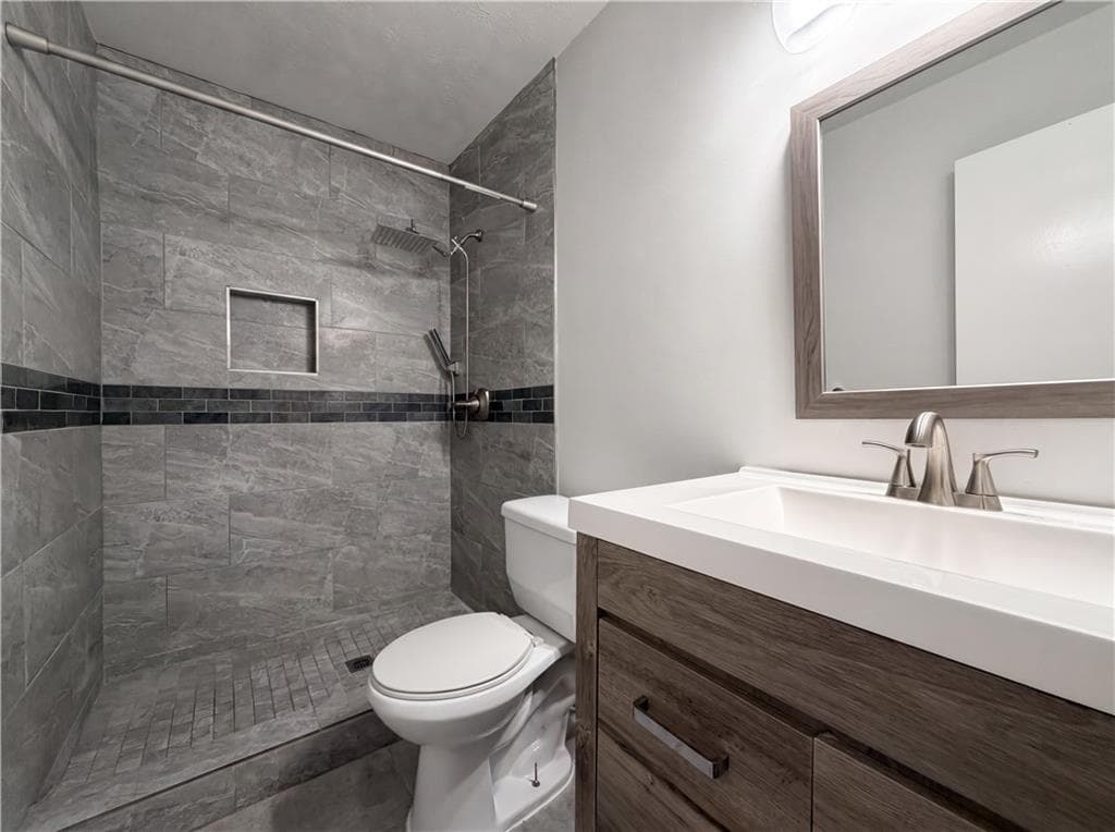 3 bedroom, 3 bathroom, 1,950 sq ft single family residence under contract at 3630 Creekview Circle, College Park, GA 30349 — photo 6