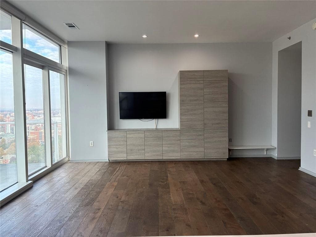 1 bedroom, 1 bathroom, 862 sq ft condominium under contract at 45 Ivan Allen Jr Boulevard 1806, Atlanta, GA 30308 — photo 2
