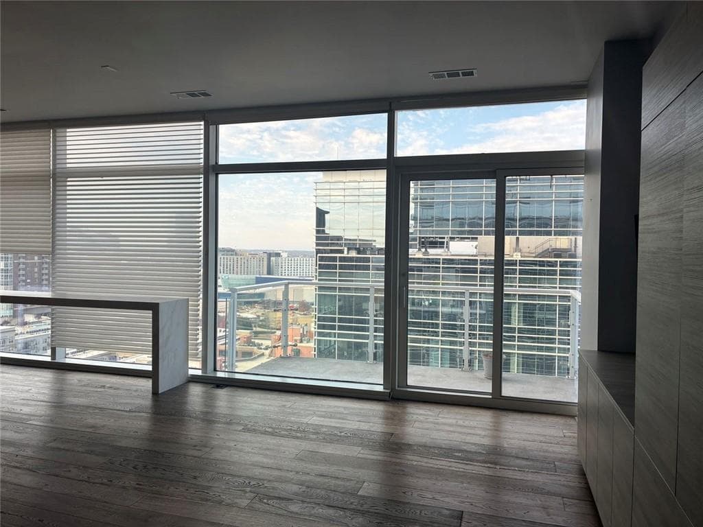 1 bedroom, 1 bathroom, 862 sq ft condominium under contract at 45 Ivan Allen Jr Boulevard 1806, Atlanta, GA 30308 — photo 3