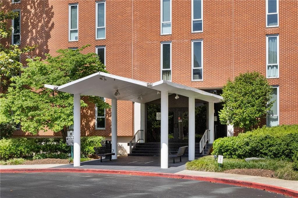 3 bedroom, 2 bathroom, 1,523 sq ft condominium for sale at 3060 Pharr Court 615, Atlanta, GA 30305 — photo 3