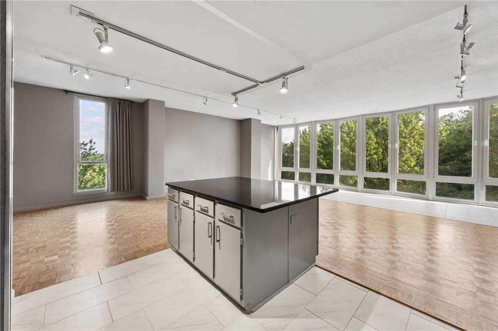 3 bedroom, 2 bathroom, 1,523 sq ft condominium for sale at 3060 Pharr Court 615, Atlanta, GA 30305 — photo 6