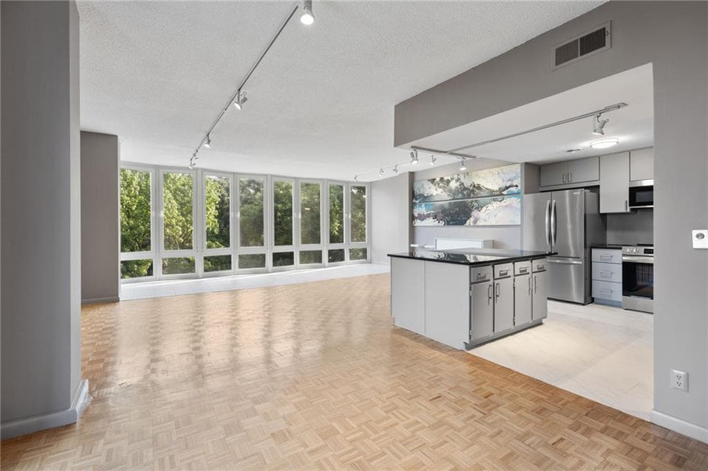 3 bedroom, 2 bathroom, 1,523 sq ft condominium for sale at 3060 Pharr Court 615, Atlanta, GA 30305 — photo 7