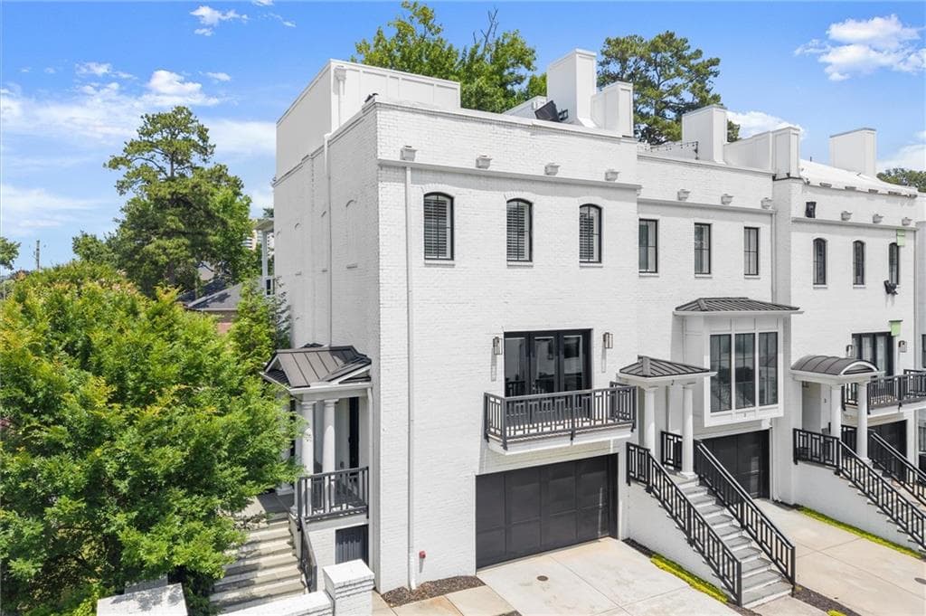 3 bedroom, 4 bathroom, 2,820 sq ft townhouse for sale at 3667 Peachtree Road 1, Atlanta, GA 30319 — photo 2