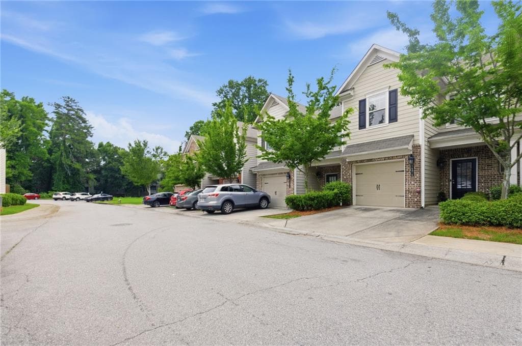 2 bedroom, 3 bathroom, 1,736 sq ft townhouse for sale at 7174 Kingswood Run Drive, Atlanta, GA 30340 — photo 1 of 42