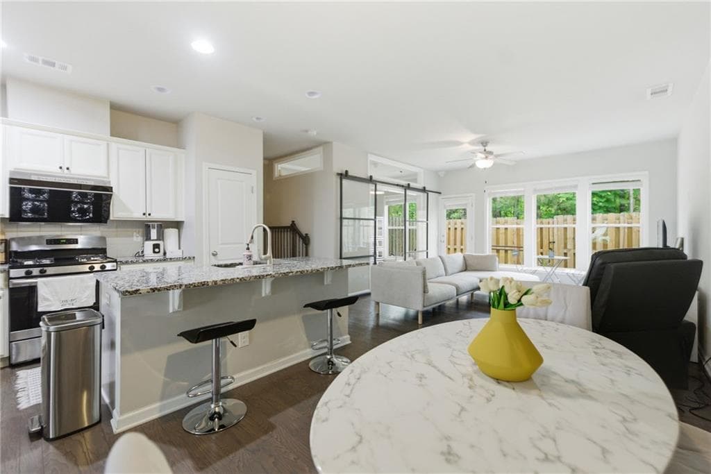 2 bedroom, 3 bathroom, 1,736 sq ft townhouse for sale at 7174 Kingswood Run Drive, Atlanta, GA 30340 — photo 9