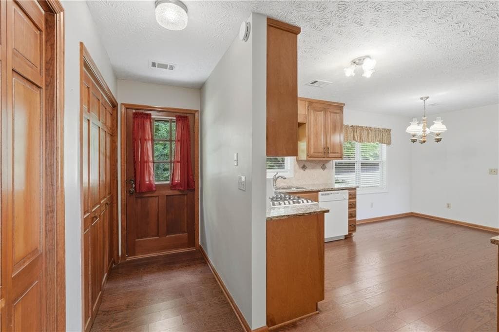 3 bedroom, 2 bathroom, 1,528 sq ft single family residence for sale at 4920 Mccoy Circle, Cumming, GA 30040 — photo 7