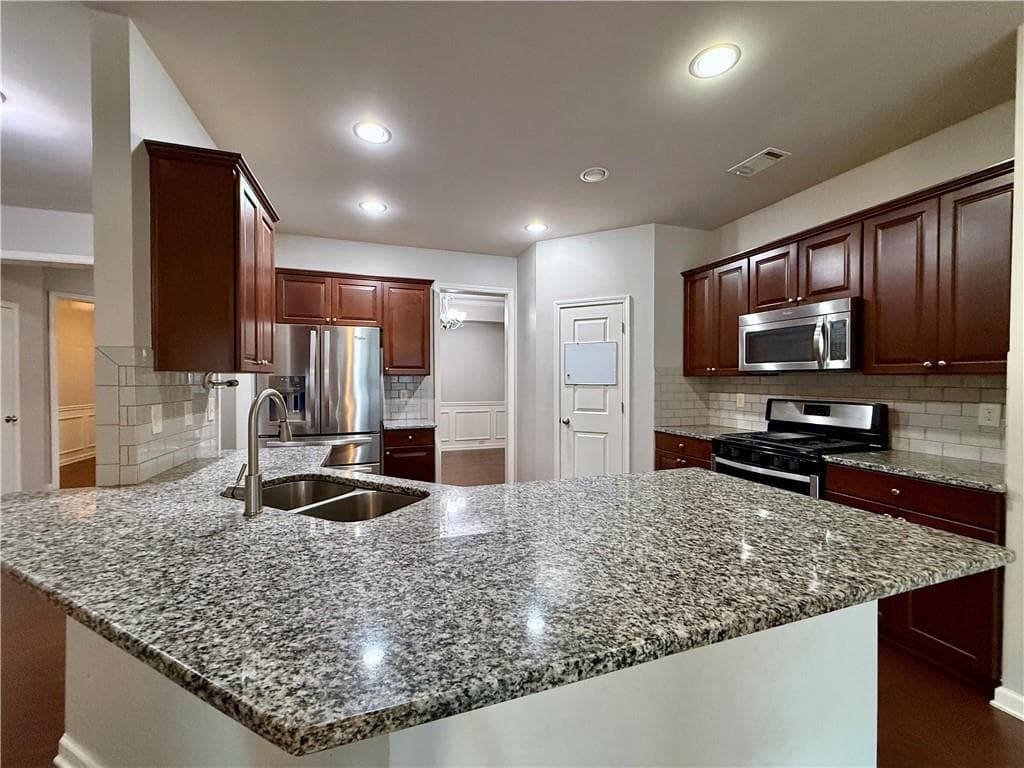 3 bedroom, 3 bathroom, 2,375 sq ft single family residence for sale at 5115 Breezewood Circle, Alpharetta, GA 30004 — photo 5
