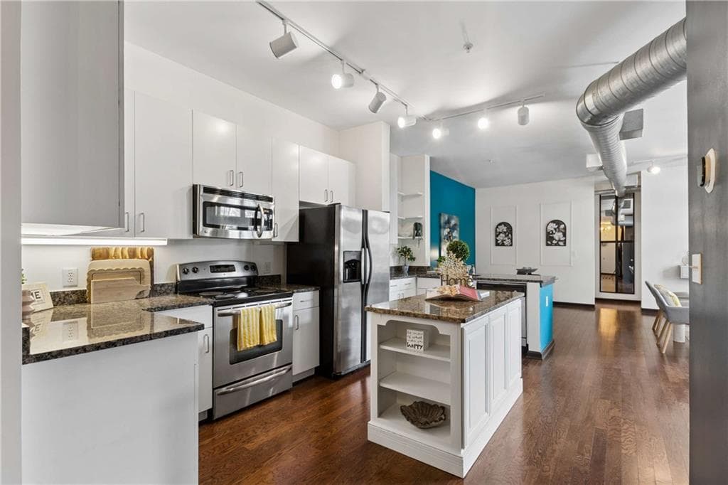 2 bedroom, 2 bathroom, 1,223 sq ft condominium for sale at 5300 Peachtree Road 2605, Atlanta, GA 30341 — photo 8