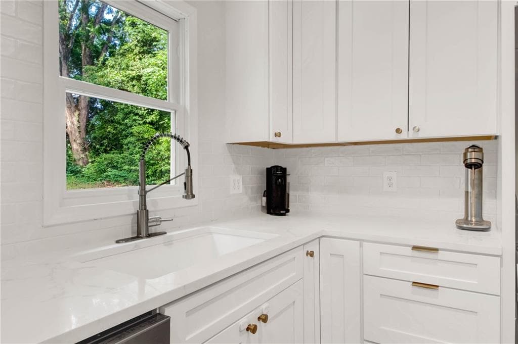 3 bedroom, 2 bathroom, 1,389 sq ft single family residence for sale at 3465 Woodlawn Circle, Tucker, GA 30084 — photo 8