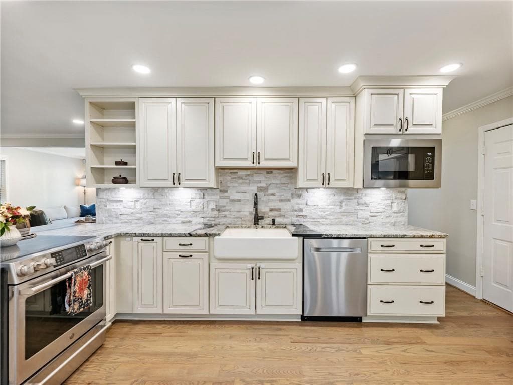 4 bedroom, 3 bathroom, 1,974 sq ft single family residence under contract at 530 Old Preston Trail, Johns Creek, GA 30022 — photo 9