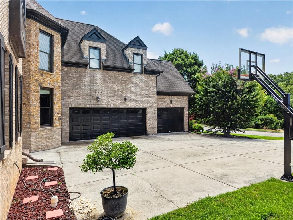 7 bedroom, 5 bathroom, 4,566 sq ft single family residence for sale at 585 Settles Brook Court, Suwanee, GA 30024 — photo 2