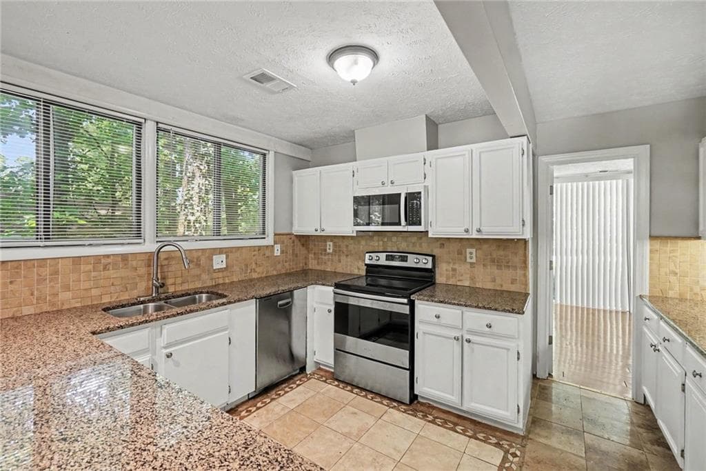 4 bedroom, 3 bathroom, 2,192 sq ft single family residence for sale at 350 Willow Glenn Court, Marietta, GA 30068 — photo 5