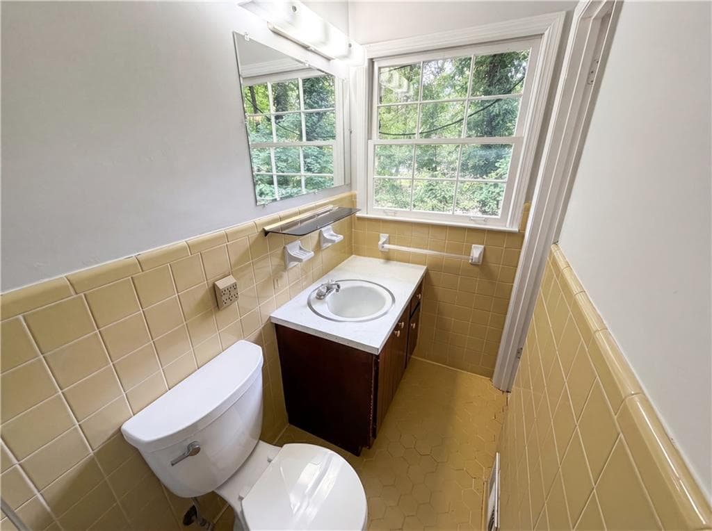 3 bedroom, 2 bathroom, 1,812 sq ft single family residence for sale at 1271 Seven Springs Circle, Marietta, GA 30068 — photo 9