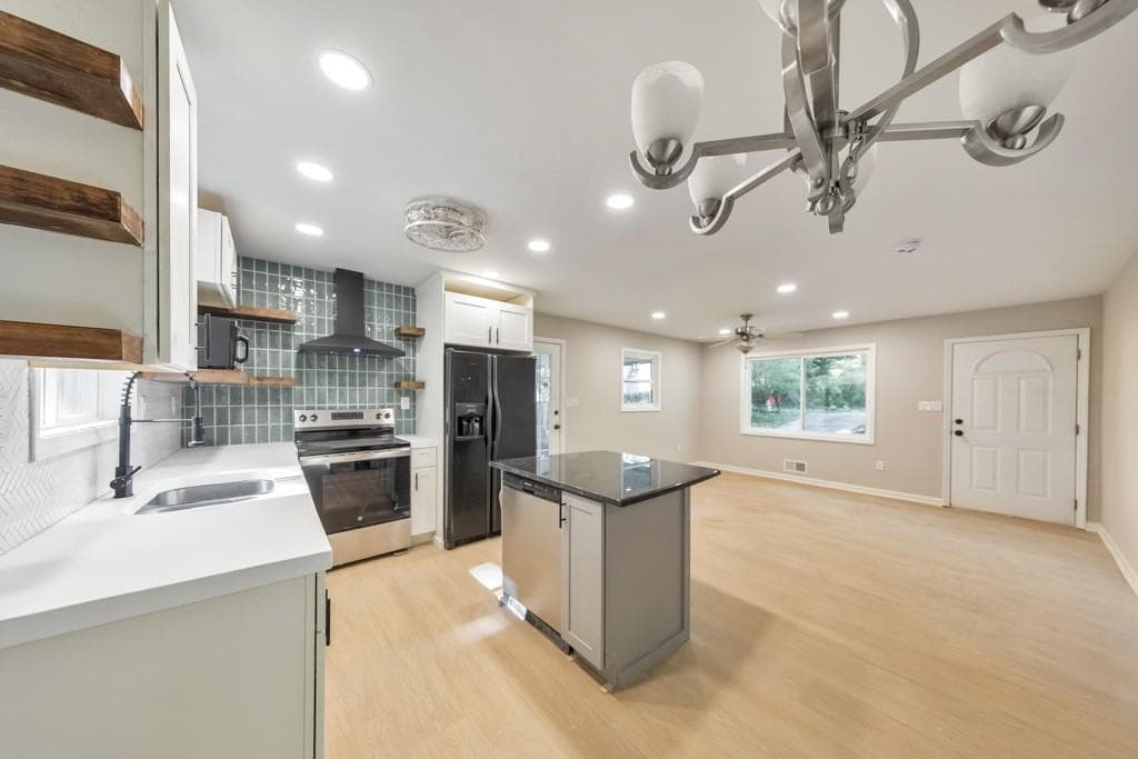3 bedroom, 2 bathroom, 1,100 sq ft single family residence for sale at 2461 Sherwood Place, Marietta, GA 30008 — photo 2