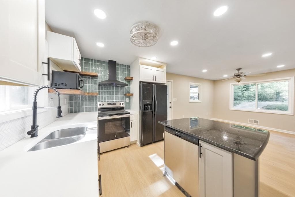 3 bedroom, 2 bathroom, 1,100 sq ft single family residence for sale at 2461 Sherwood Place, Marietta, GA 30008 — photo 3