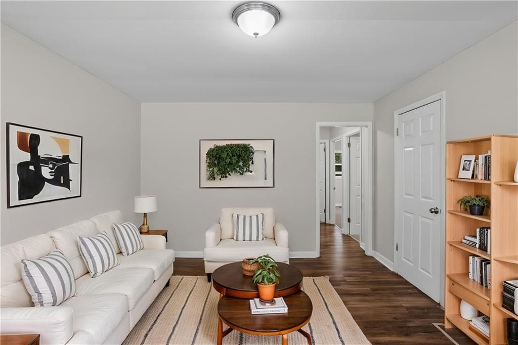 3 bedroom, 1 bathroom, 825 sq ft single family residence for sale at 748 Amber Place, Atlanta, GA 30331 — photo 2