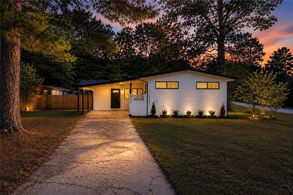 5 bedroom, 3 bathroom, 1,989 sq ft single family residence for sale at 3061 Jett Drive, Atlanta, GA 30340 — photo 2