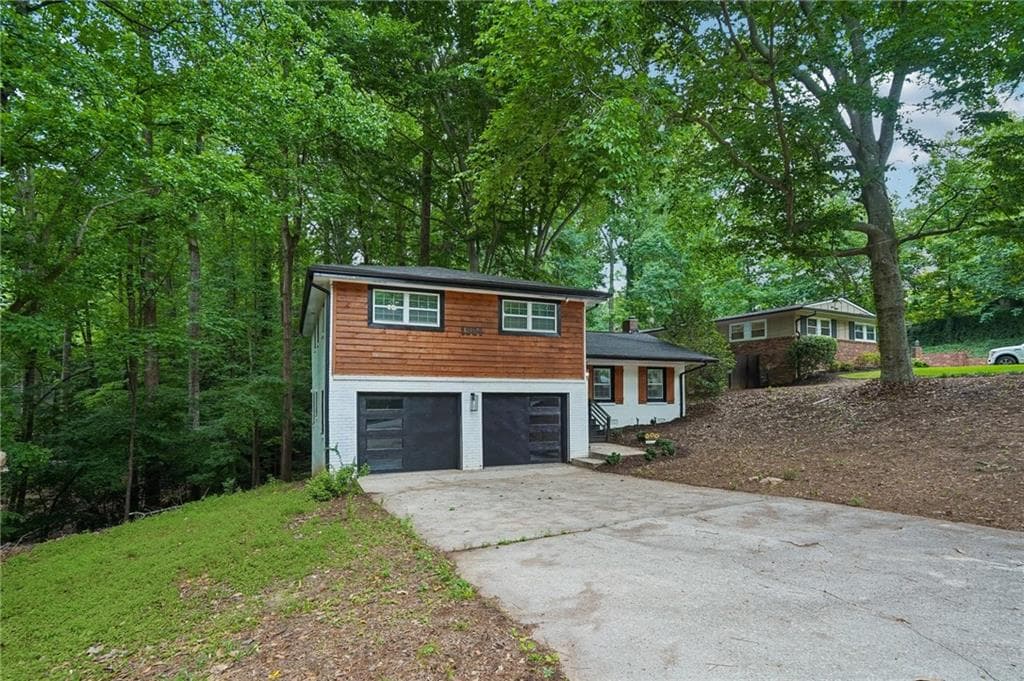 4 bedroom, 3 bathroom, 2,025 sq ft single family residence for sale at 1564 Bubbling Creek Road, Brookhaven, GA 30319 — photo 3