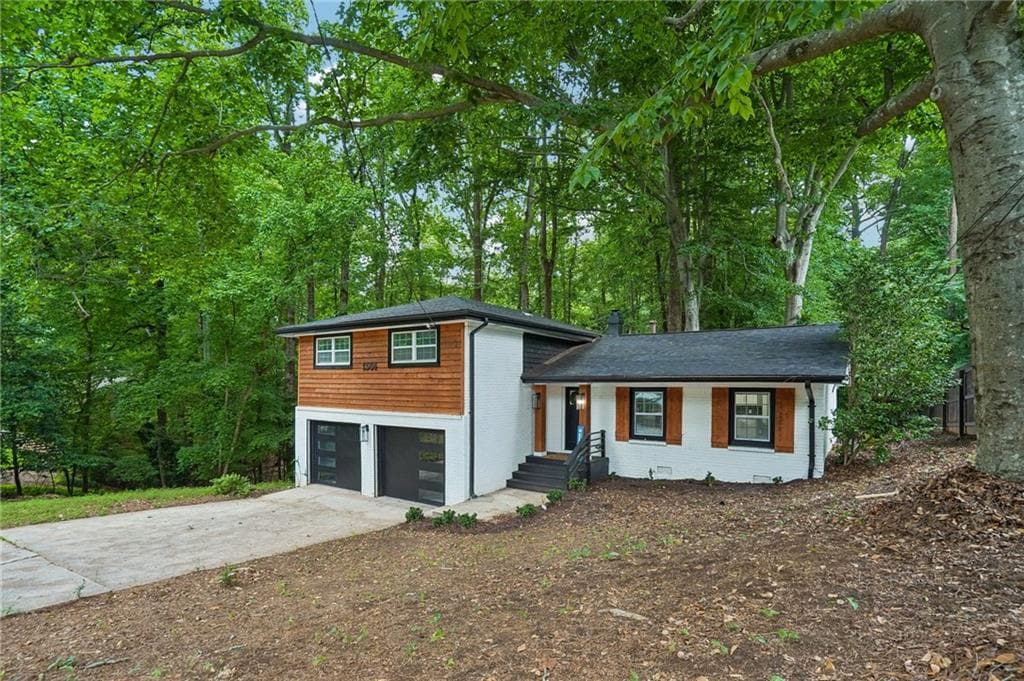 4 bedroom, 3 bathroom, 2,025 sq ft single family residence for sale at 1564 Bubbling Creek Road, Brookhaven, GA 30319 — photo 4