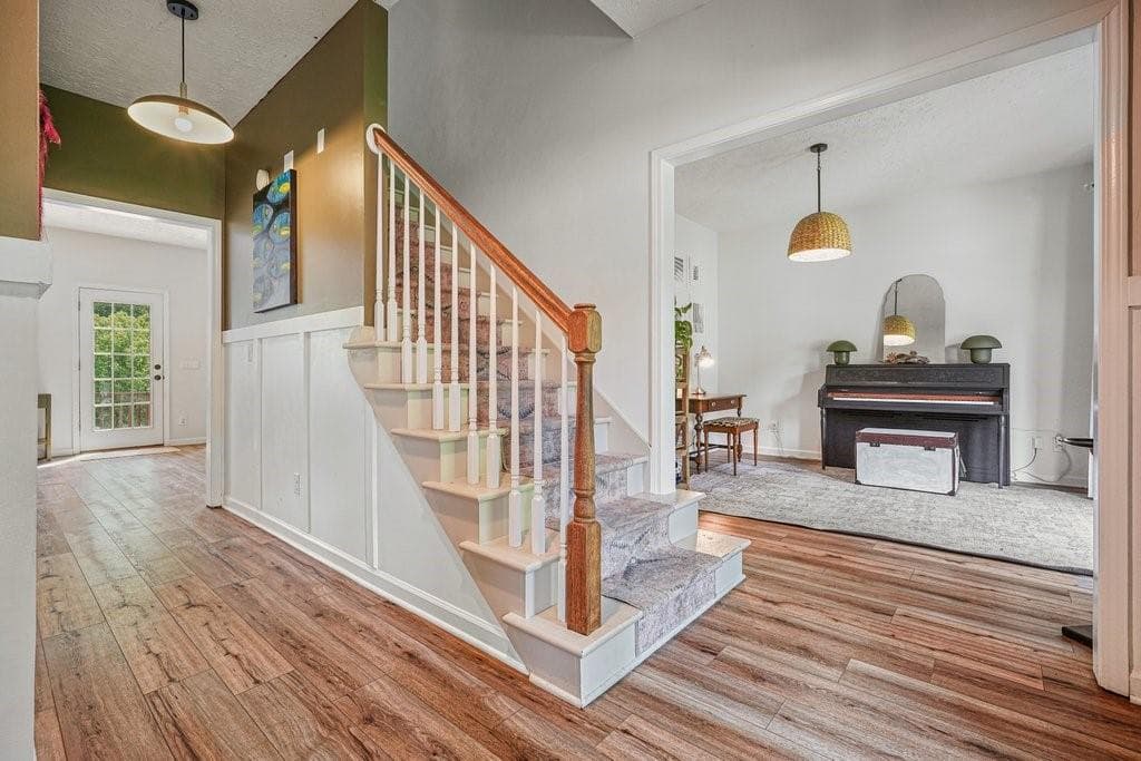 4 bedroom, 3 bathroom, 2,796 sq ft single family residence under contract at 410 Windsor Way, Canton, GA 30115 — photo 3