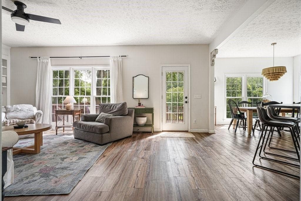 4 bedroom, 3 bathroom, 2,796 sq ft single family residence under contract at 410 Windsor Way, Canton, GA 30115 — photo 4