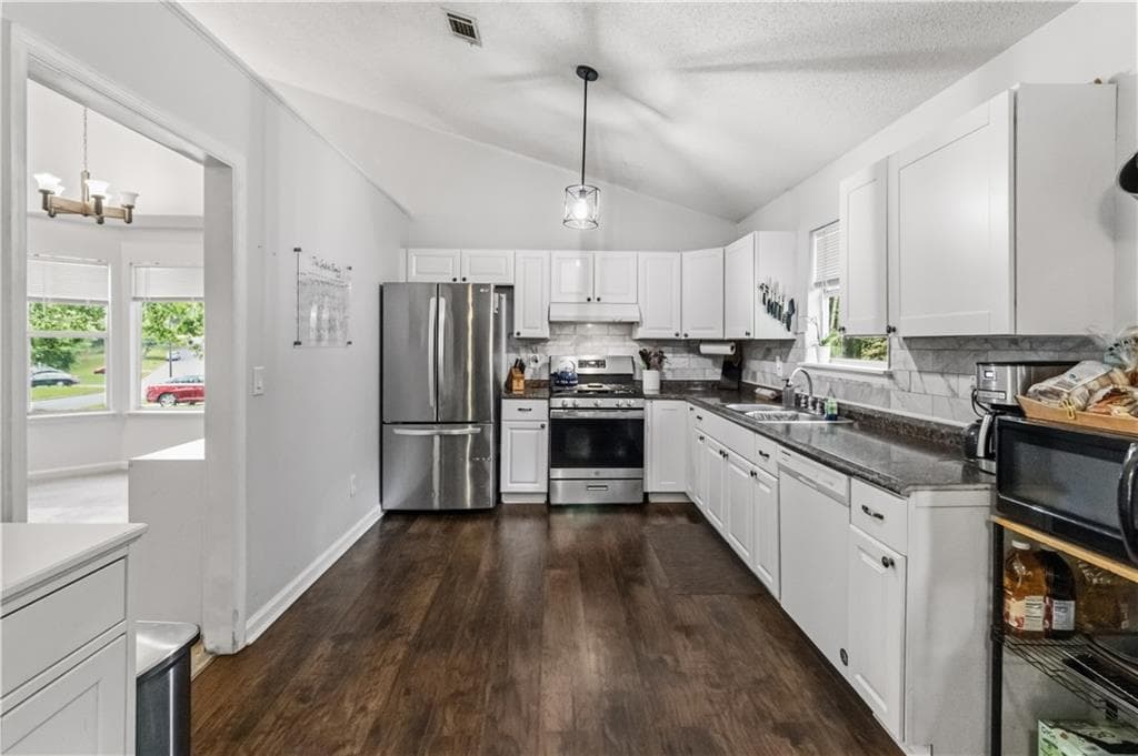 3 bedroom, 3 bathroom, 2,151 sq ft single family residence under contract at 1405 Chelsea Downs Lane, Conyers, GA 30013 — photo 3