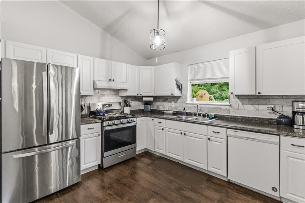 3 bedroom, 3 bathroom, 2,151 sq ft single family residence under contract at 1405 Chelsea Downs Lane, Conyers, GA 30013 — photo 4