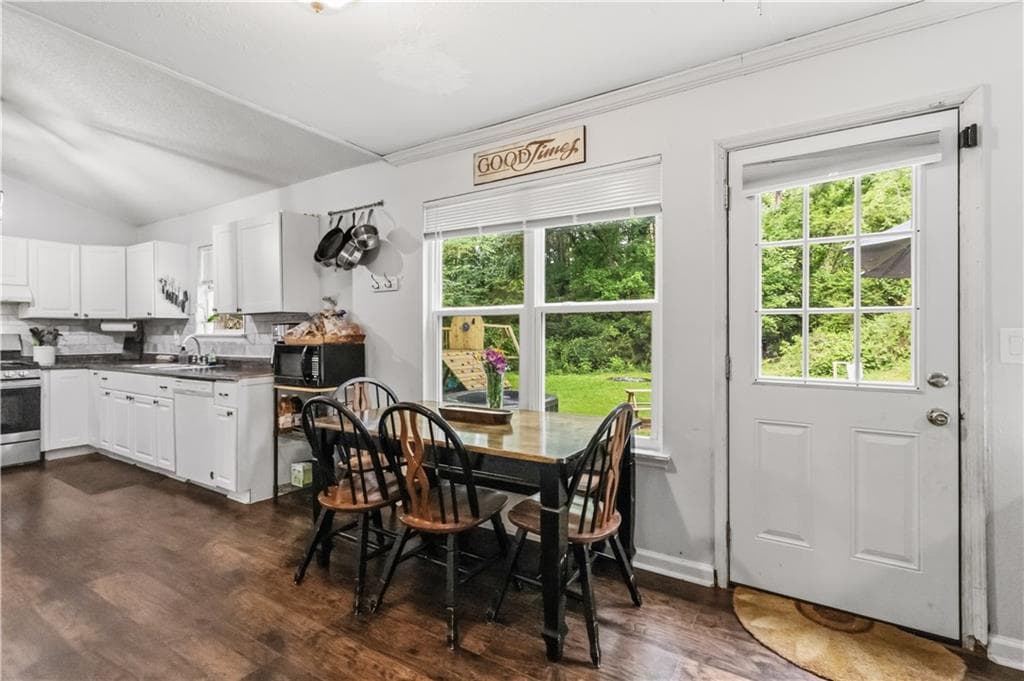 3 bedroom, 3 bathroom, 2,151 sq ft single family residence under contract at 1405 Chelsea Downs Lane, Conyers, GA 30013 — photo 5