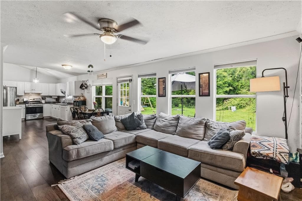 3 bedroom, 3 bathroom, 2,151 sq ft single family residence under contract at 1405 Chelsea Downs Lane, Conyers, GA 30013 — photo 8