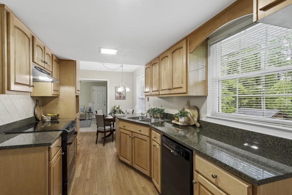 3 bedroom, 3 bathroom, 2,639 sq ft single family residence for sale at 2761 Sagamore Hill Drive, Marietta, GA 30067 — photo 4