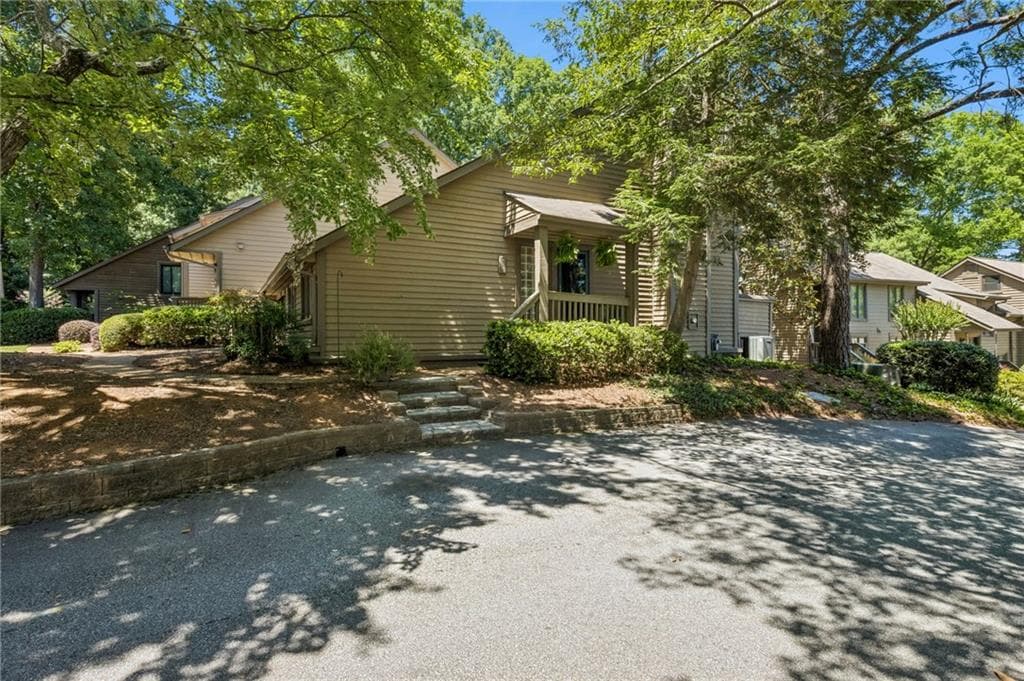 3 bedroom, 3 bathroom, 1,740 sq ft townhouse under contract at 4250 D'Youville Trace, Atlanta, GA 30341 — photo 2
