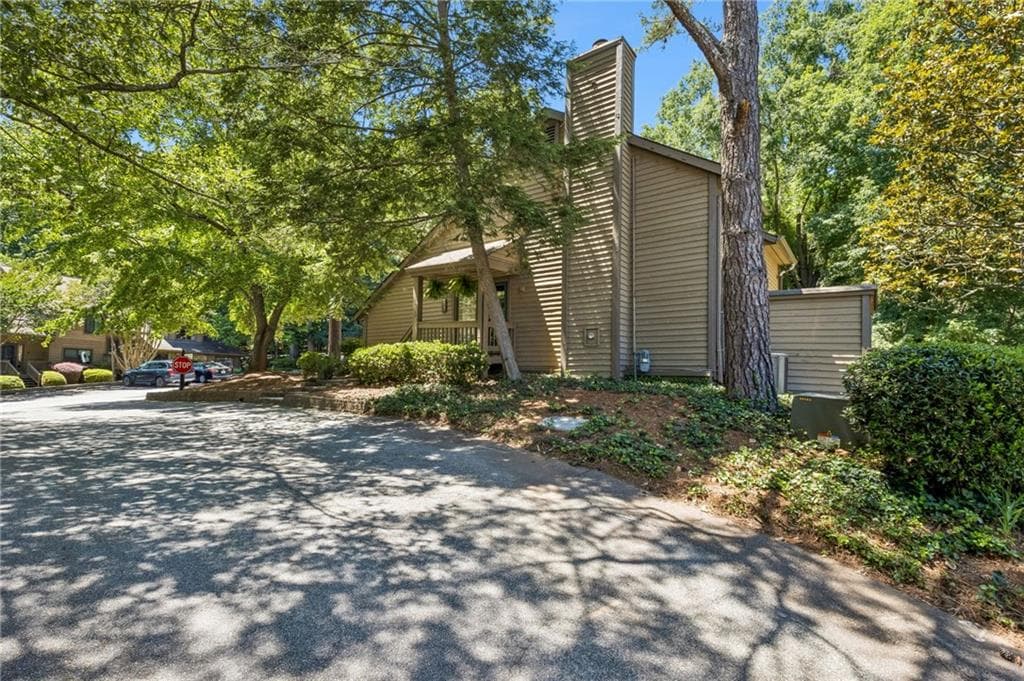 3 bedroom, 3 bathroom, 1,740 sq ft townhouse under contract at 4250 D'Youville Trace, Atlanta, GA 30341 — photo 4