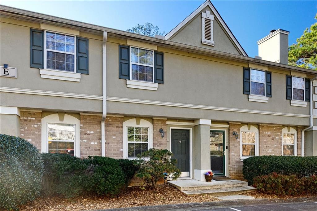 3 bedroom, 3 bathroom, 1,434 sq ft condominium for rent at 6900 Roswell Road 3E, Atlanta, GA 30328 for $2,375 a month — photo 1 of 29