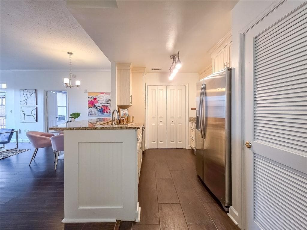 2 bedroom, 2 bathroom, 1,158 sq ft condominium for sale at 1101 Juniper Street 211, Atlanta, GA 30309 — photo 3