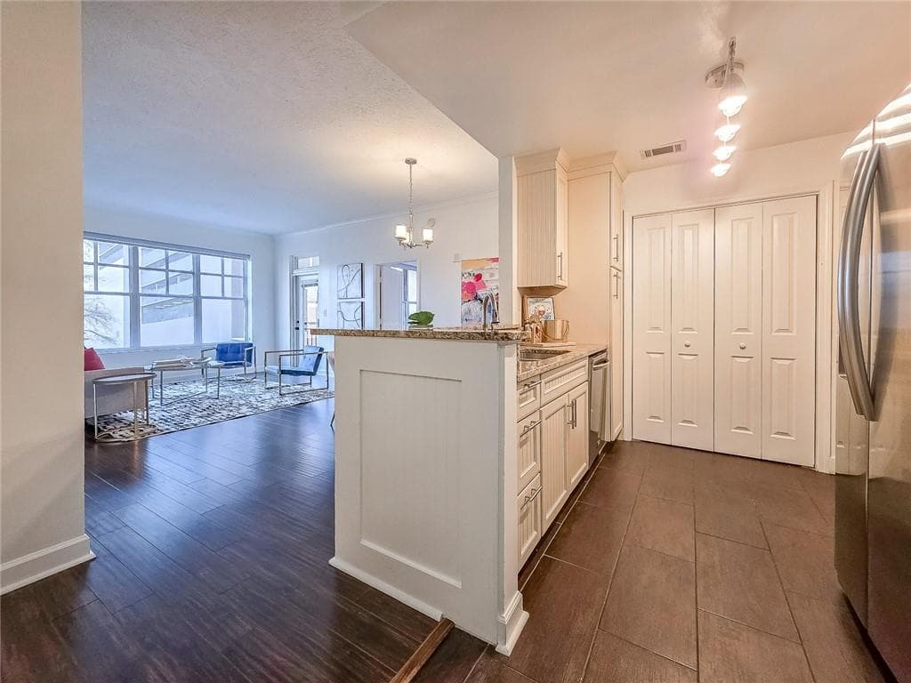 2 bedroom, 2 bathroom, 1,158 sq ft condominium for sale at 1101 Juniper Street 211, Atlanta, GA 30309 — photo 4