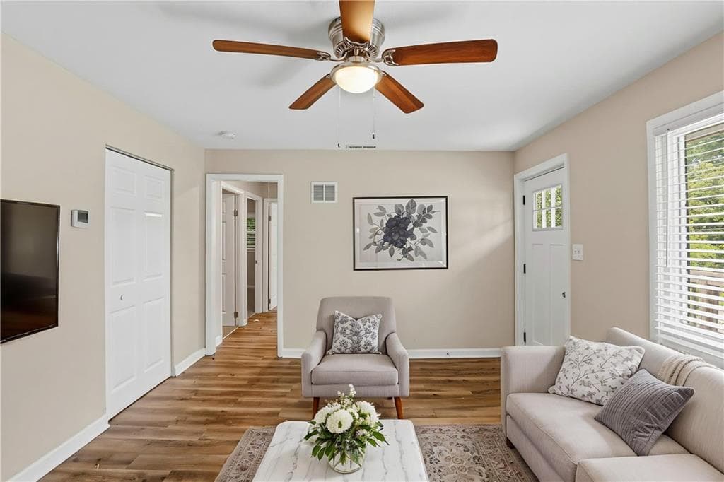 3 bedroom, 1 bathroom, 825 sq ft single family residence for sale at 836 Amber Place, Atlanta, GA 30331 — photo 2