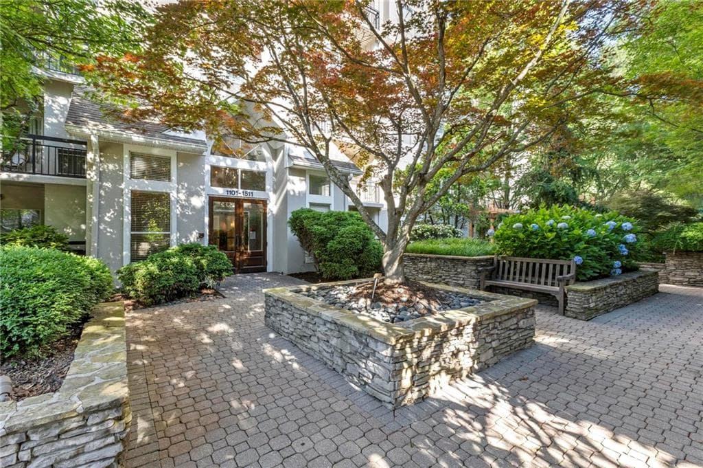 2 bedroom, 1 bathroom, 1,160 sq ft condominium sold at 1111 River Green Drive, Atlanta, GA 30327