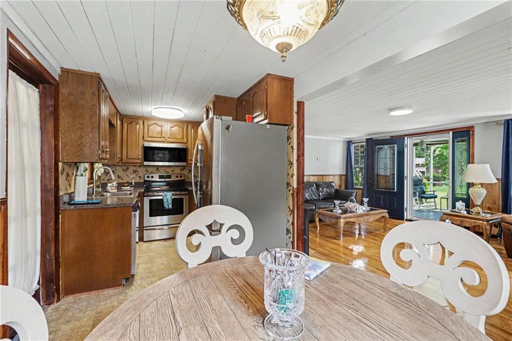 5 bedroom, 3 bathroom, 2,268 sq ft single family residence for sale at 2908 Austin Bridge Road, Douglasville, GA 30134 — photo 10