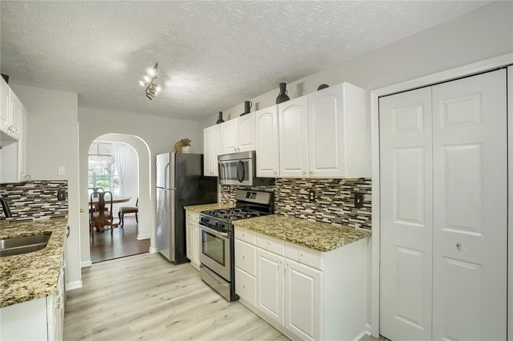 3 bedroom, 2 bathroom, 1,658 sq ft single family residence for sale at 633 Effie Drive, Lawrenceville, GA 30045 — photo 4