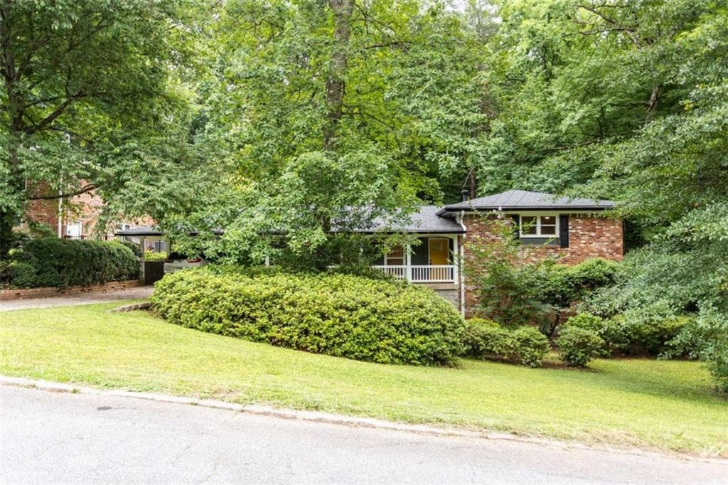 5 bedroom, 3 bathroom, 2,573 sq ft single family residence for sale at 1025 Vistavia Circle, Decatur, GA 30033 — photo 2