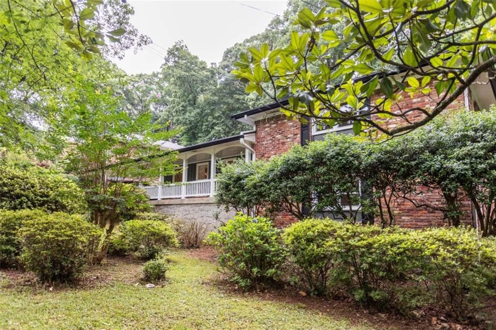 5 bedroom, 3 bathroom, 2,573 sq ft single family residence for sale at 1025 Vistavia Circle, Decatur, GA 30033 — photo 3