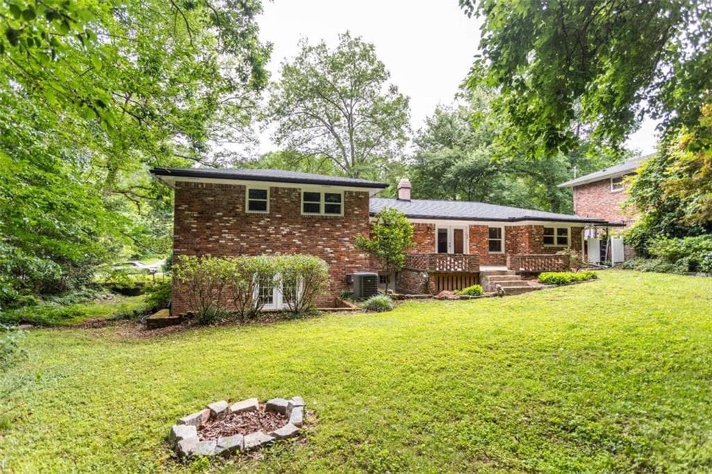 5 bedroom, 3 bathroom, 2,573 sq ft single family residence for sale at 1025 Vistavia Circle, Decatur, GA 30033 — photo 5