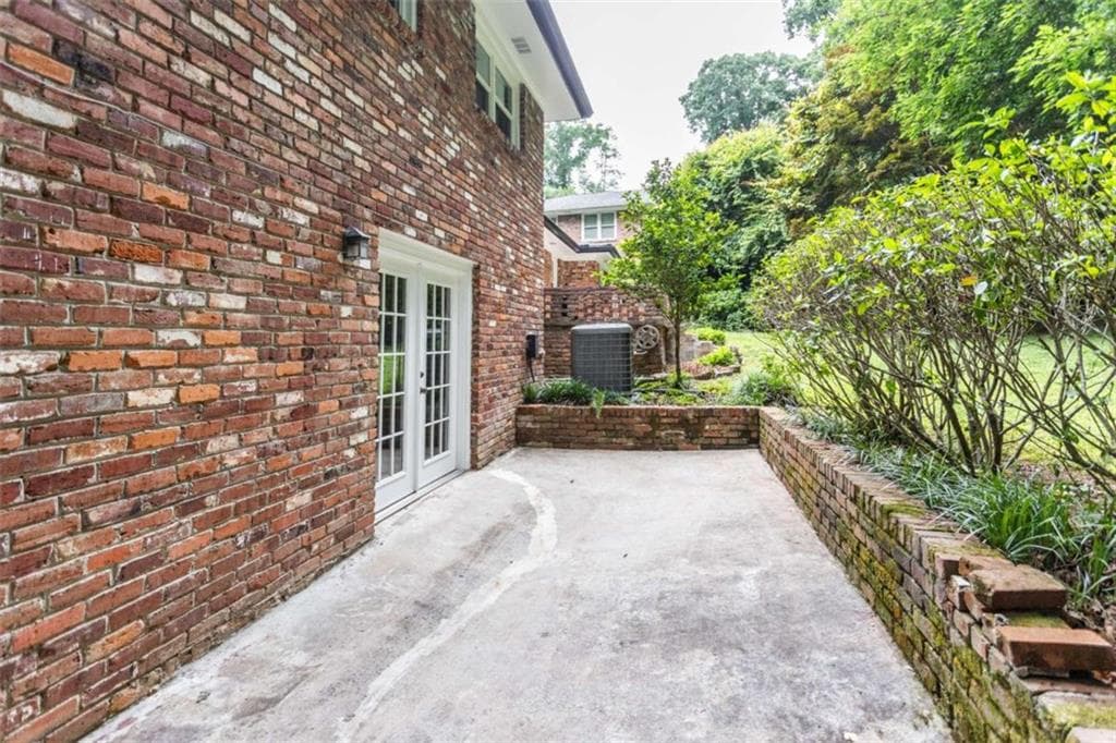 5 bedroom, 3 bathroom, 2,573 sq ft single family residence for sale at 1025 Vistavia Circle, Decatur, GA 30033 — photo 7