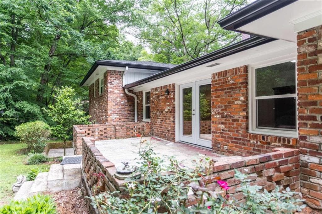 5 bedroom, 3 bathroom, 2,573 sq ft single family residence for sale at 1025 Vistavia Circle, Decatur, GA 30033 — photo 8