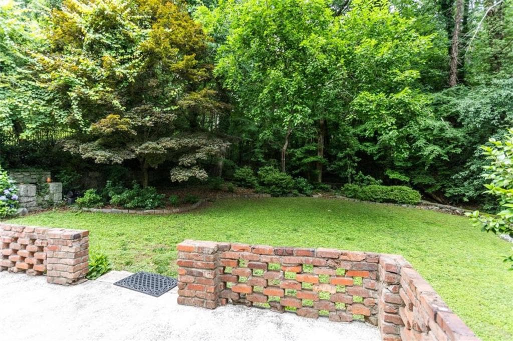 5 bedroom, 3 bathroom, 2,573 sq ft single family residence for sale at 1025 Vistavia Circle, Decatur, GA 30033 — photo 9