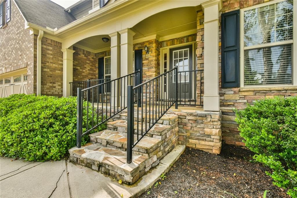 5 bedroom, 3 bathroom, 4,382 sq ft single family residence under contract at 1535 Starlight Drive, Cumming, GA 30040 — photo 2