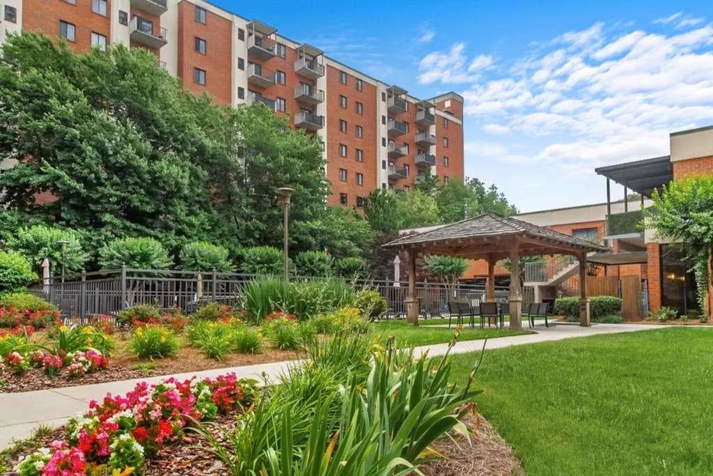 1 bedroom, 1 bathroom, 760 sq ft condominium for sale at 300 Johnson Ferry Road B812, Atlanta, GA 30328 — photo 2